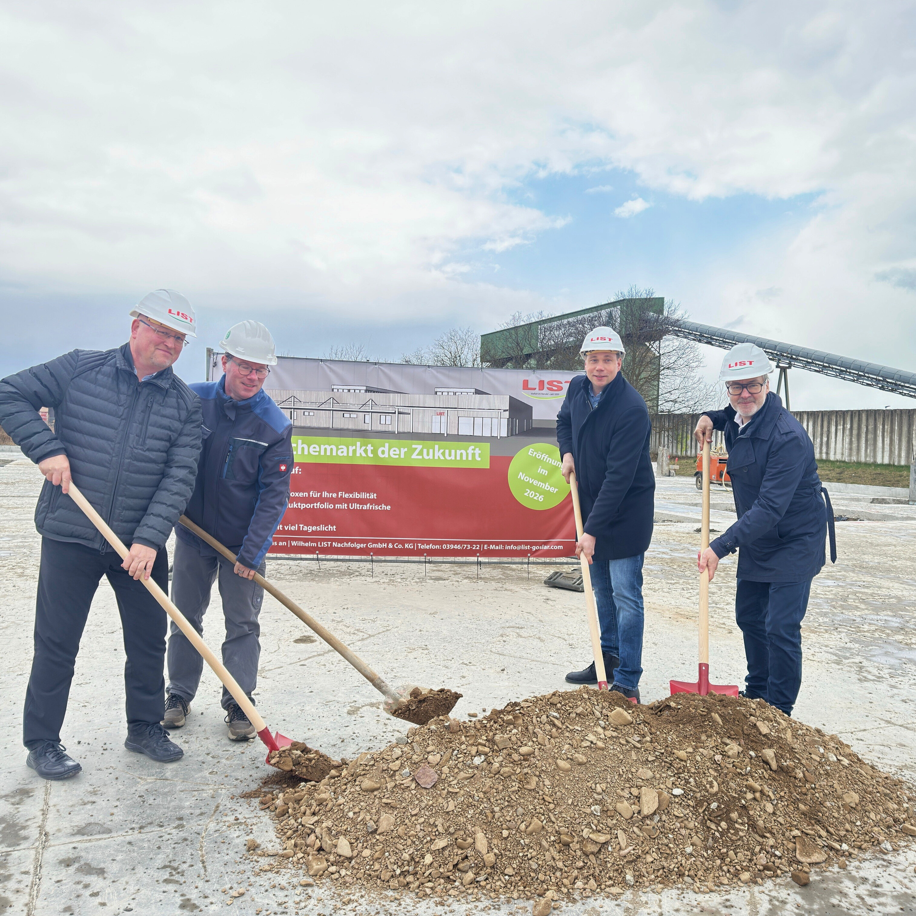 List-Geschäftsführer Oliver Huckschlag, Marktleiter Stephan Kühne, Ingenieur Holger Neubert und Immobilienverwalter Berndt Stautmeister (v. r. n. l.)