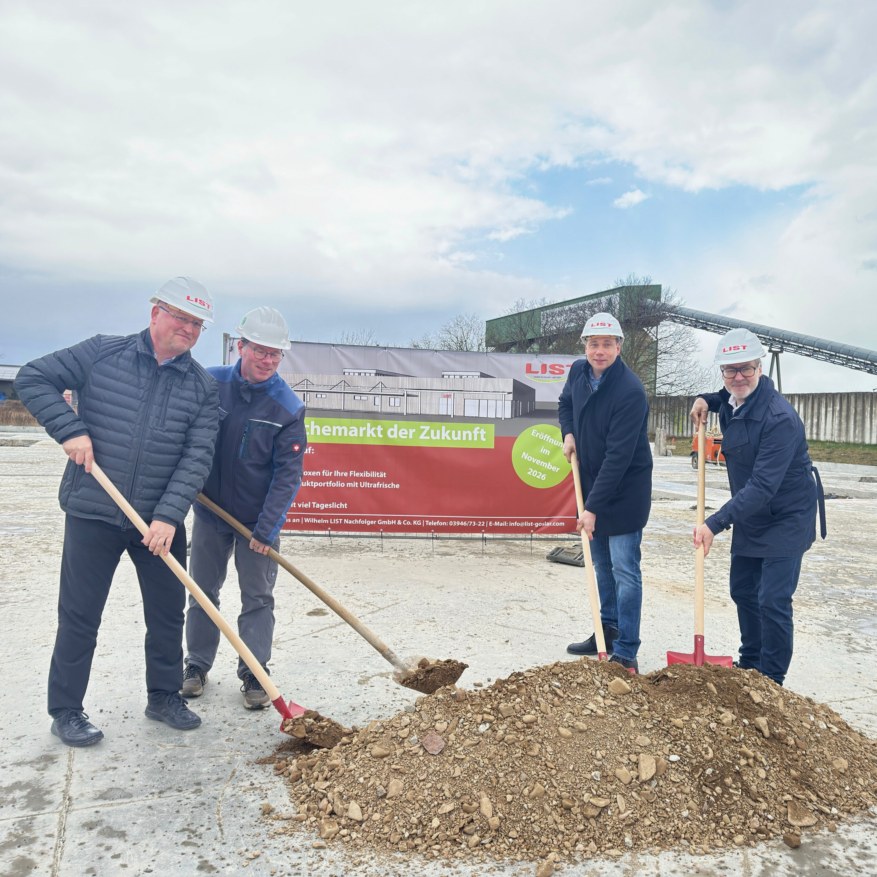 List-Geschäftsführer Oliver Huckschlag, Marktleiter Stephan Kühne, Ingenieur Holger Neubert und Immobilienverwalter Berndt Stautmeister (v. r. n. l.)