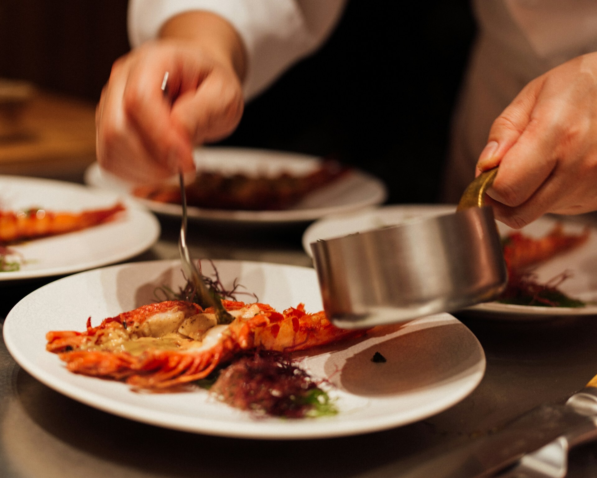 Ein Koch, der Essen auf einem Tisch zubereitet